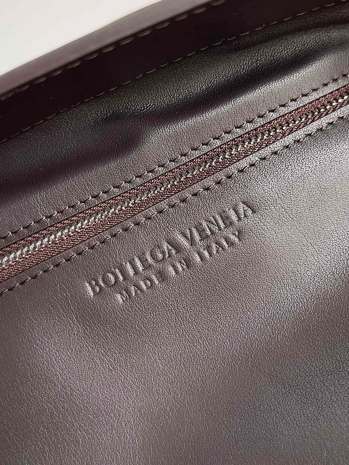 Batch 1960 Bottega Veneta BV straw shoulder bag. A super literary BV straw bag with a shopping bag shape. The top of the wrist bag is made of the highest grade lambskin. BV’s material selection is really impeccable. The straw part is very beautiful, elegant and natural, and the romance of phila grass. Phila grass is also called the wishing grass and love grass. It has a beautiful meaning for the one you love most. It is versatile and fashionable and has a large capacity. Style number: 730874 Size: 56*22*32